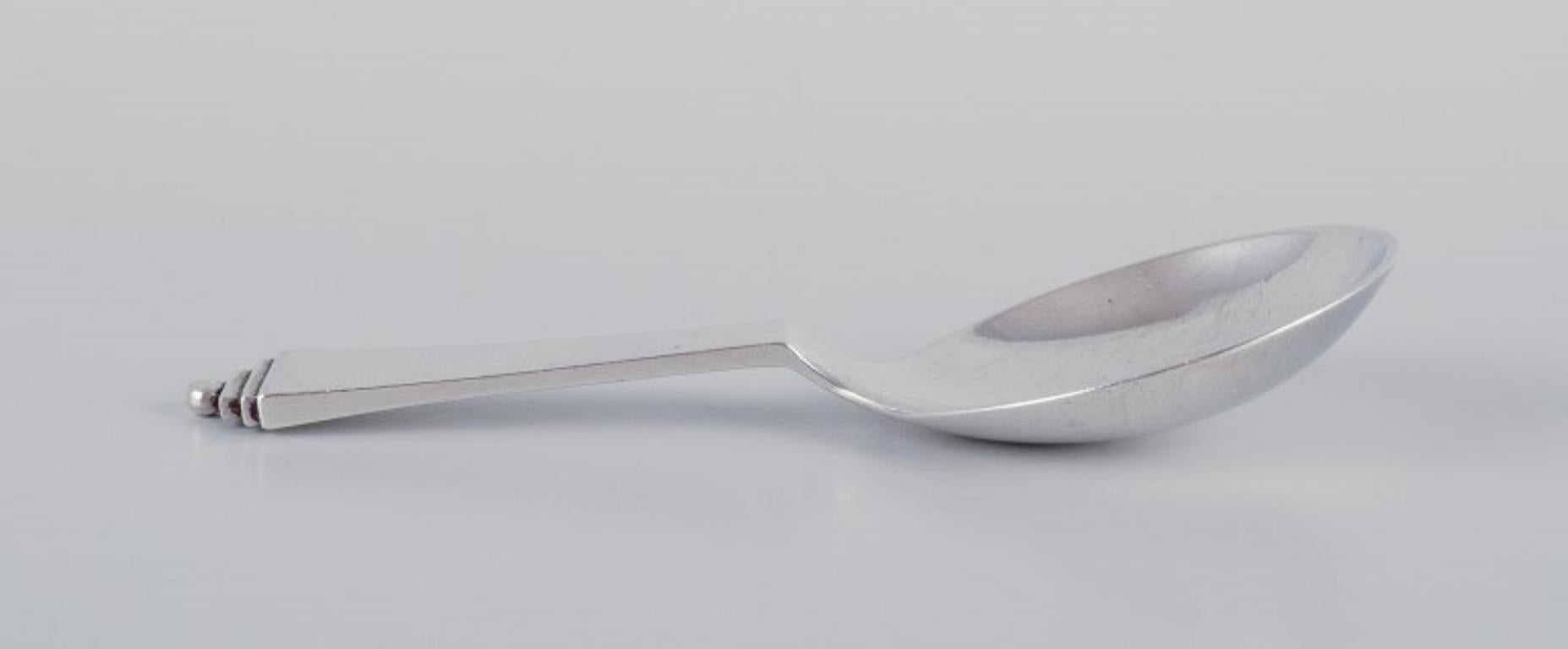 Pirámide Georg Jensen.
Cuchara compota de plata de ley.
Hallmark: 1915-1932.
Perfecto estado.
Dimensiones: Longitud 9,8 cm.