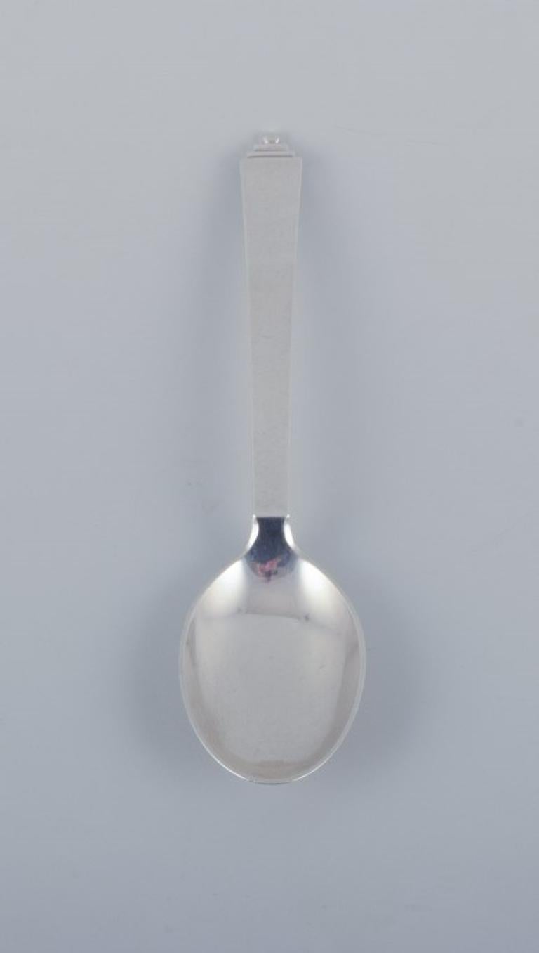 Georg Jensen Pyramid dessert spoon.
1915-1932 hallmark.
In excellent condition with normal signs of use.
Length 16.5 cm.