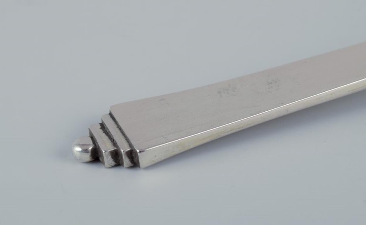 Georg Jensen Pyramid.
Dessert spoon in 830 silver. 
Dating: 1930.
Hallmarked. 
In perfect condition.
Dimensions: L 16.5 cm.