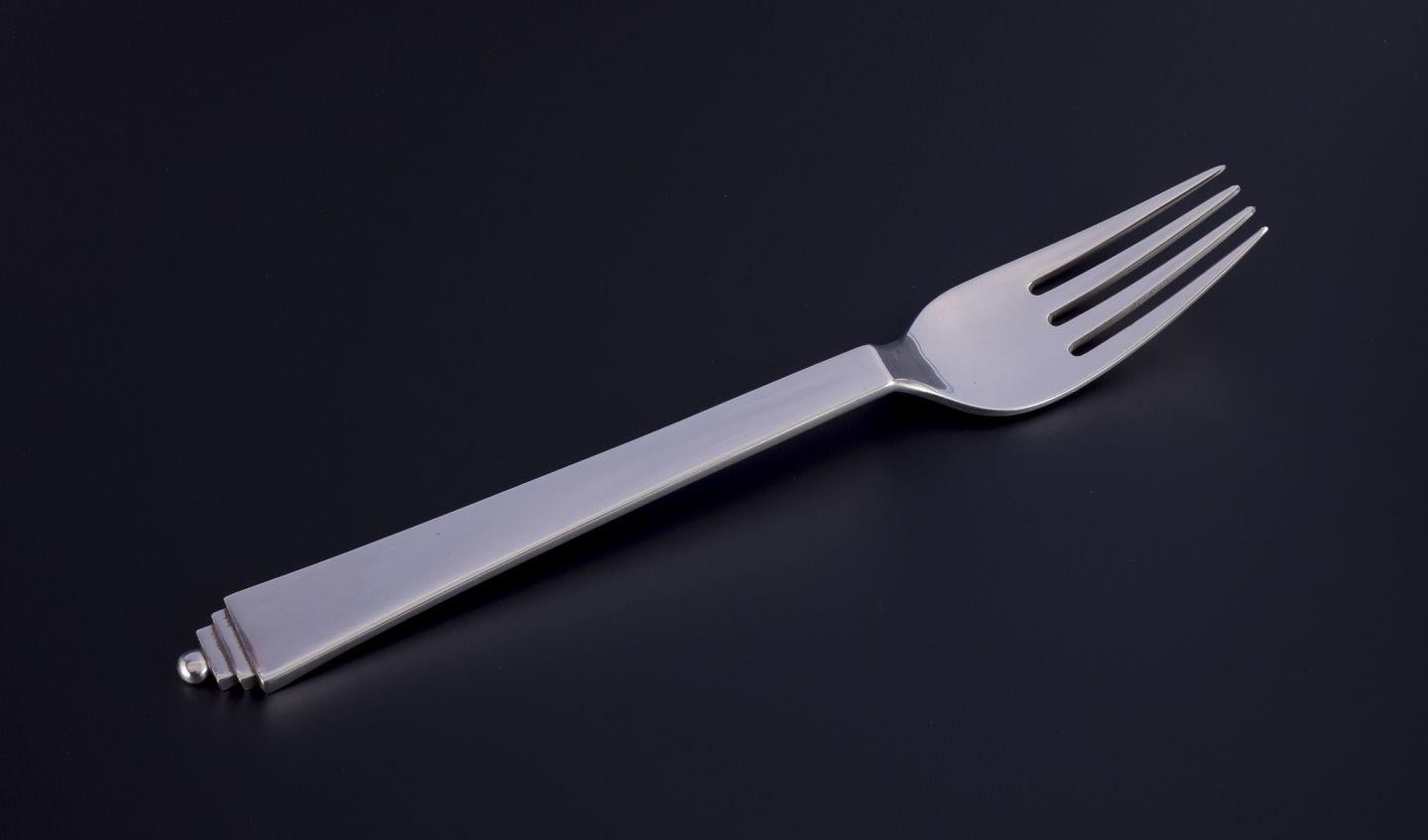 Gebrauchte Waren sind für US-Kunden von den Einfuhrzöllen befreit. 
Daher fallen für Ihren Kauf keine Einfuhrzölle an.

Georg Jensen Pyramide Tafelgabel aus 830er Silber.
Gepunzt: 1915-1930.
Das Muster 