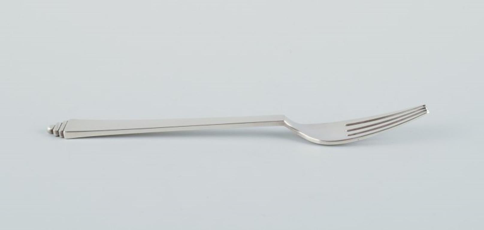 Georg Jensen Pyramid dinner fork in sterling silver.
Stamped with 1933-1944 hallmark.
In perfect condition. Appears as new.
Dimensions: Length 19.0 cm.