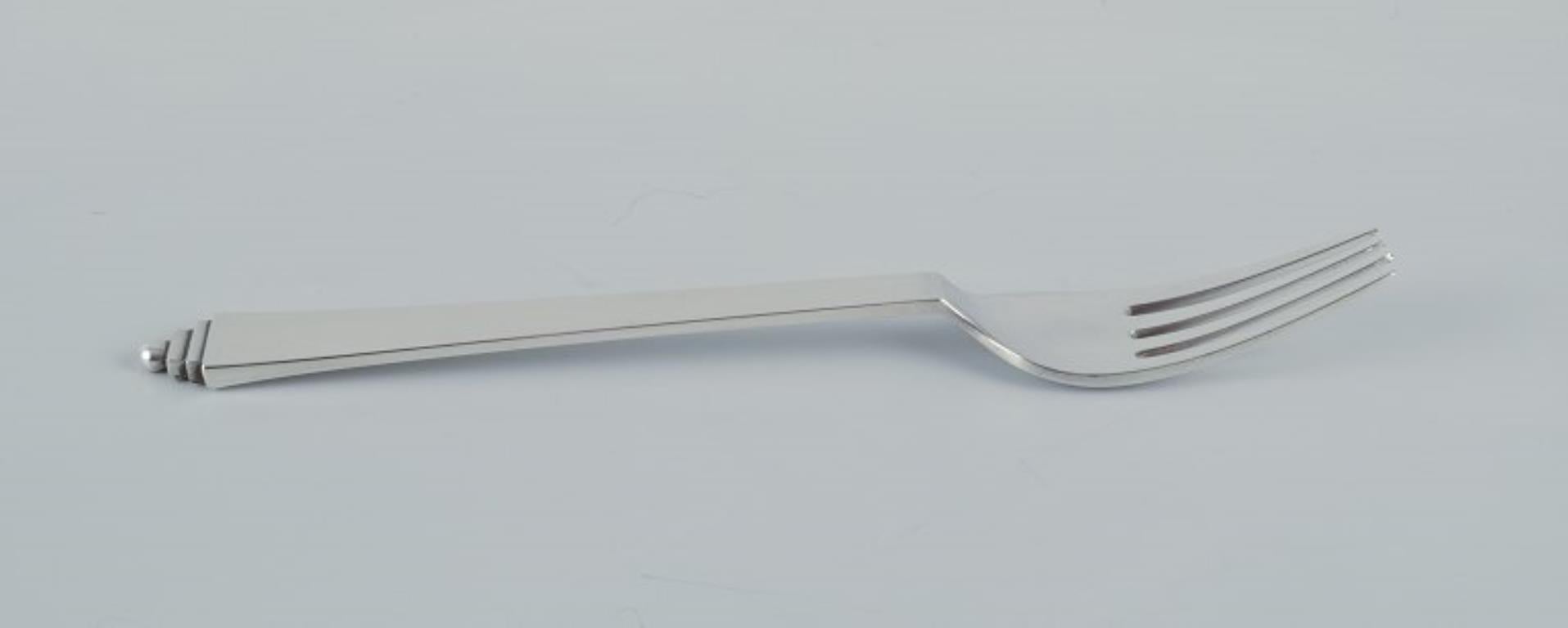 Piramide di Georg Jensen. 
Forchetta da pranzo in argento sterling. 
Marchio a fuoco: 1933-1944.
In perfette condizioni.
Dimensioni: L 18,0 cm.
