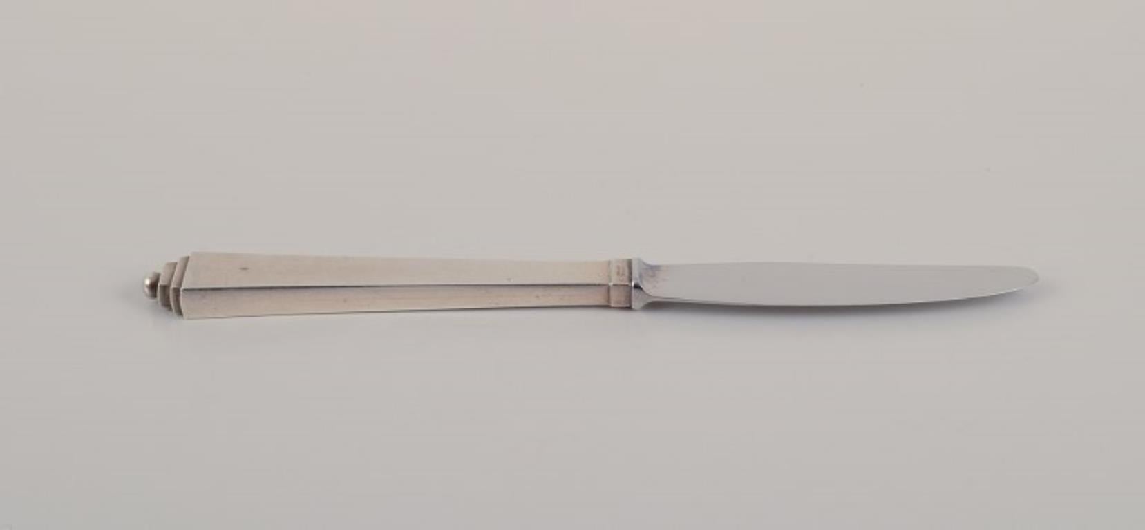 Pirámide Georg Jensen.
Cuchillo de plata de ley con mango largo y hoja de acero inoxidable.
Hallmark: Después de 1945.
En excelente estado.
Dimensiones: L 22,5 cm.