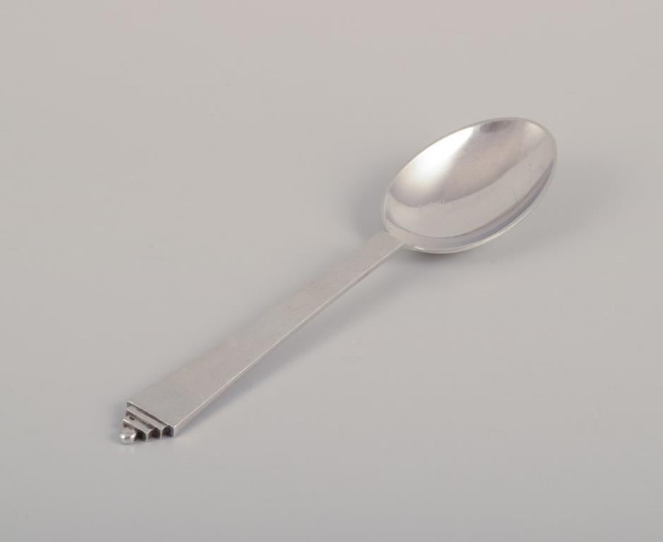 Piramide di Georg Jensen.
Cucchiaio da pranzo in argento sterling.
Datazione: Dopo il 1945.
Con marchio di garanzia.
In ottime condizioni.
Dimensioni: L 18,5 cm.