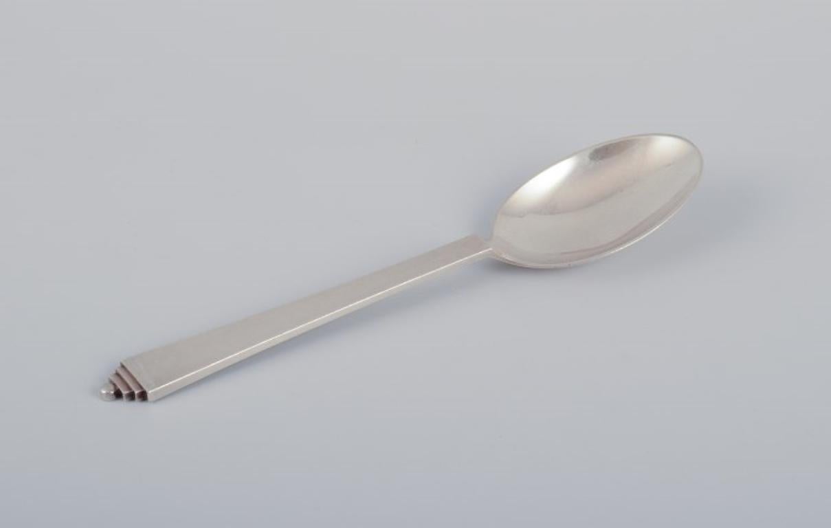Georg Jensen Pyramid, cinque cucchiai da dessert in argento sterling.
Hallmark: Dopo il 1945.
In ottime condizioni.
Lunghezza 16.5 cm.