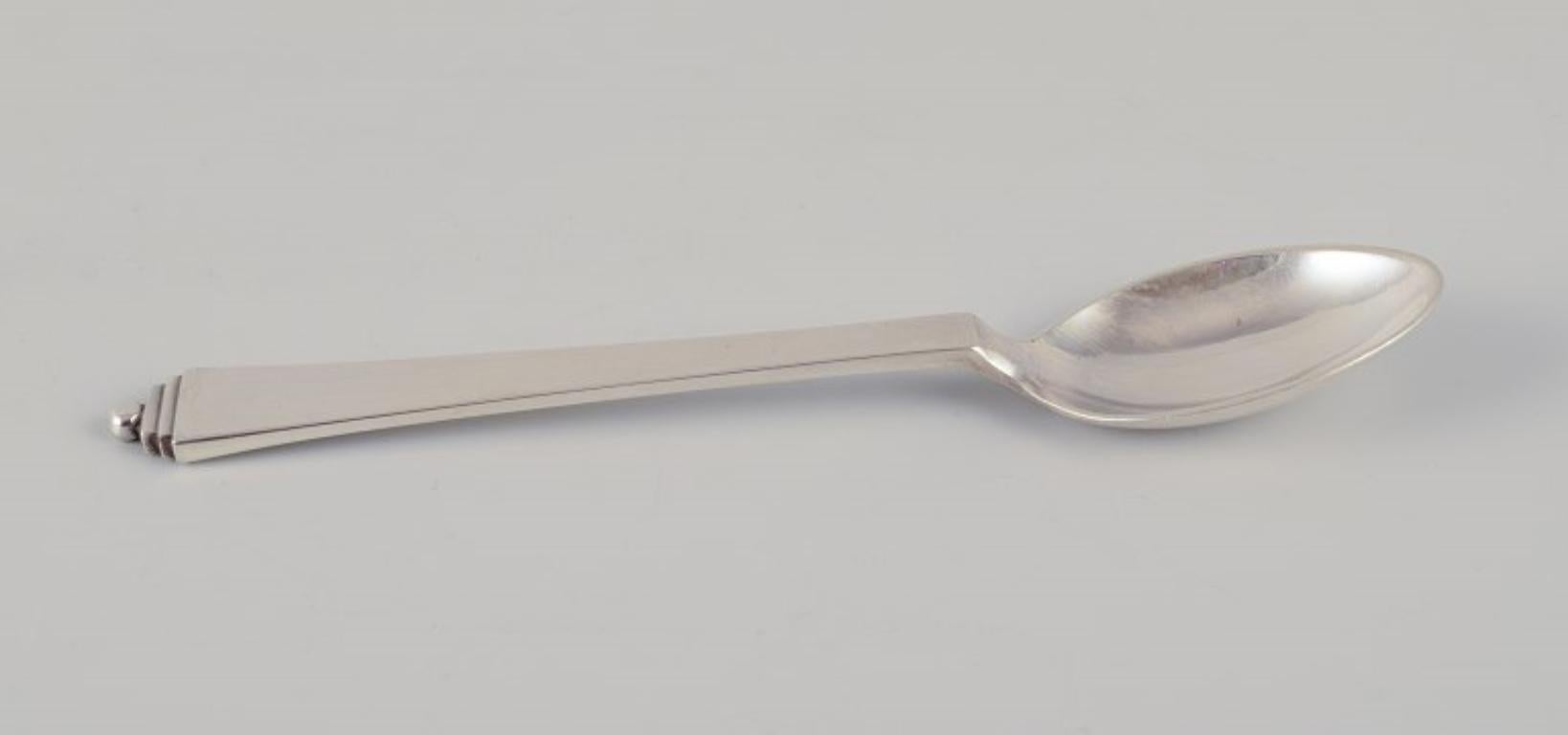 Art Déco Piramide di Georg Jensen. Cinque cucchiaini in argento sterling. in vendita