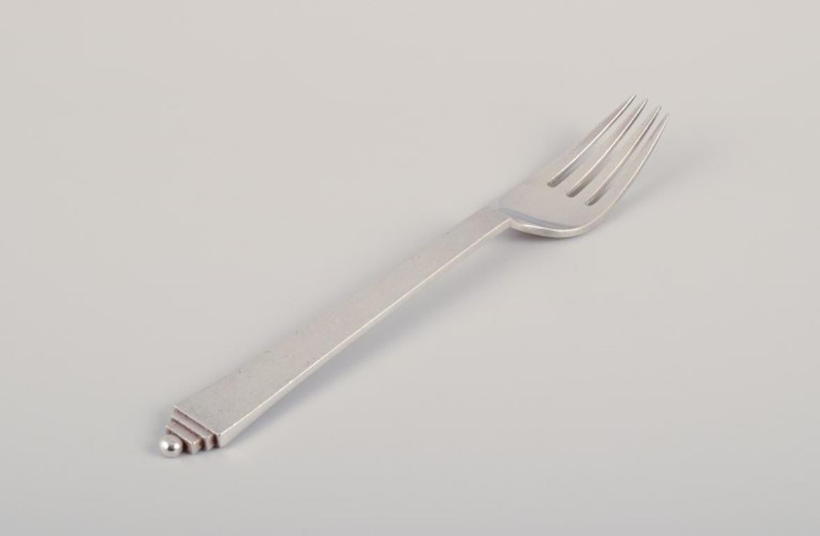 Piramide di Georg Jensen.
Quattro forchette da pranzo in argento sterling.
Datazione: 1933-1944.
Con marchio di garanzia.
In ottime condizioni.
Dimensioni: L 18,0 cm.