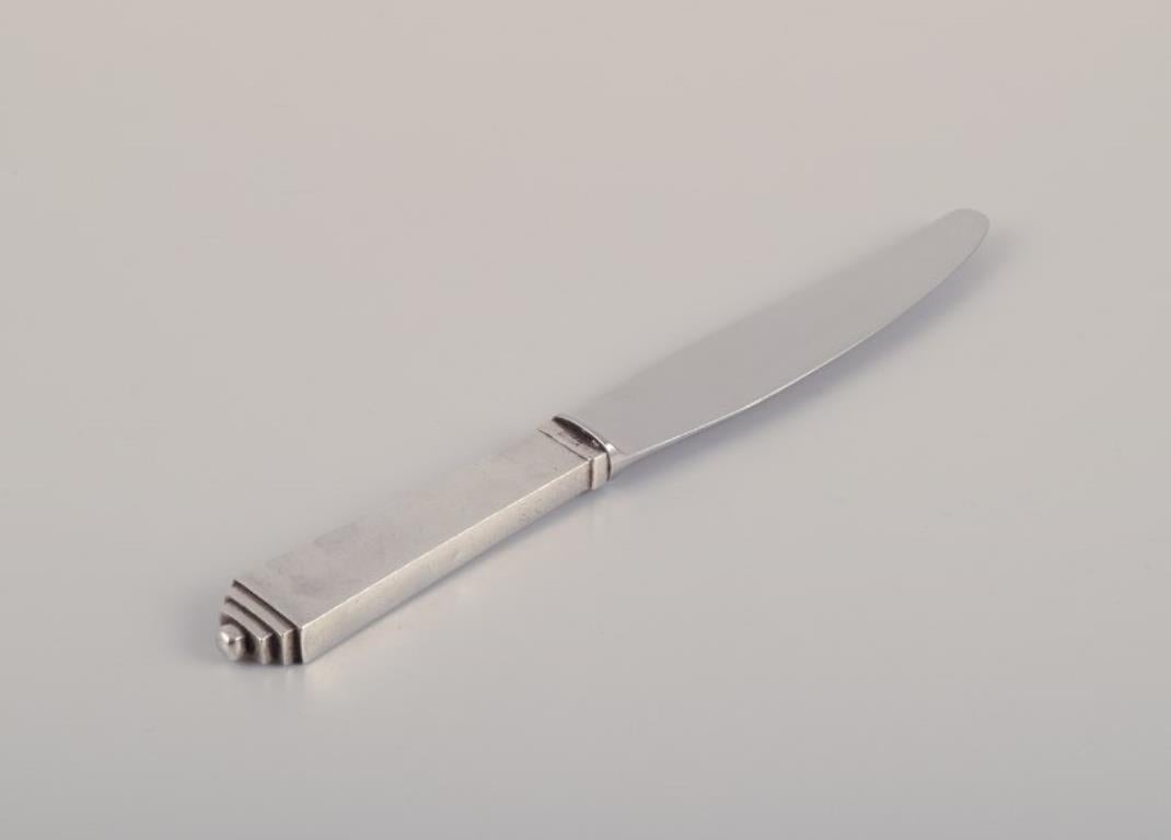 Georg Jensen Pyramide.
Vier kurzstielige Lunchmesser aus Sterlingsilber mit Klinge aus rostfreiem Stahl.
Datierung: 1933-1944 und nach 1945.
Gepunzt.
In ausgezeichnetem Zustand.
Abmessungen: L 20,0 cm.
