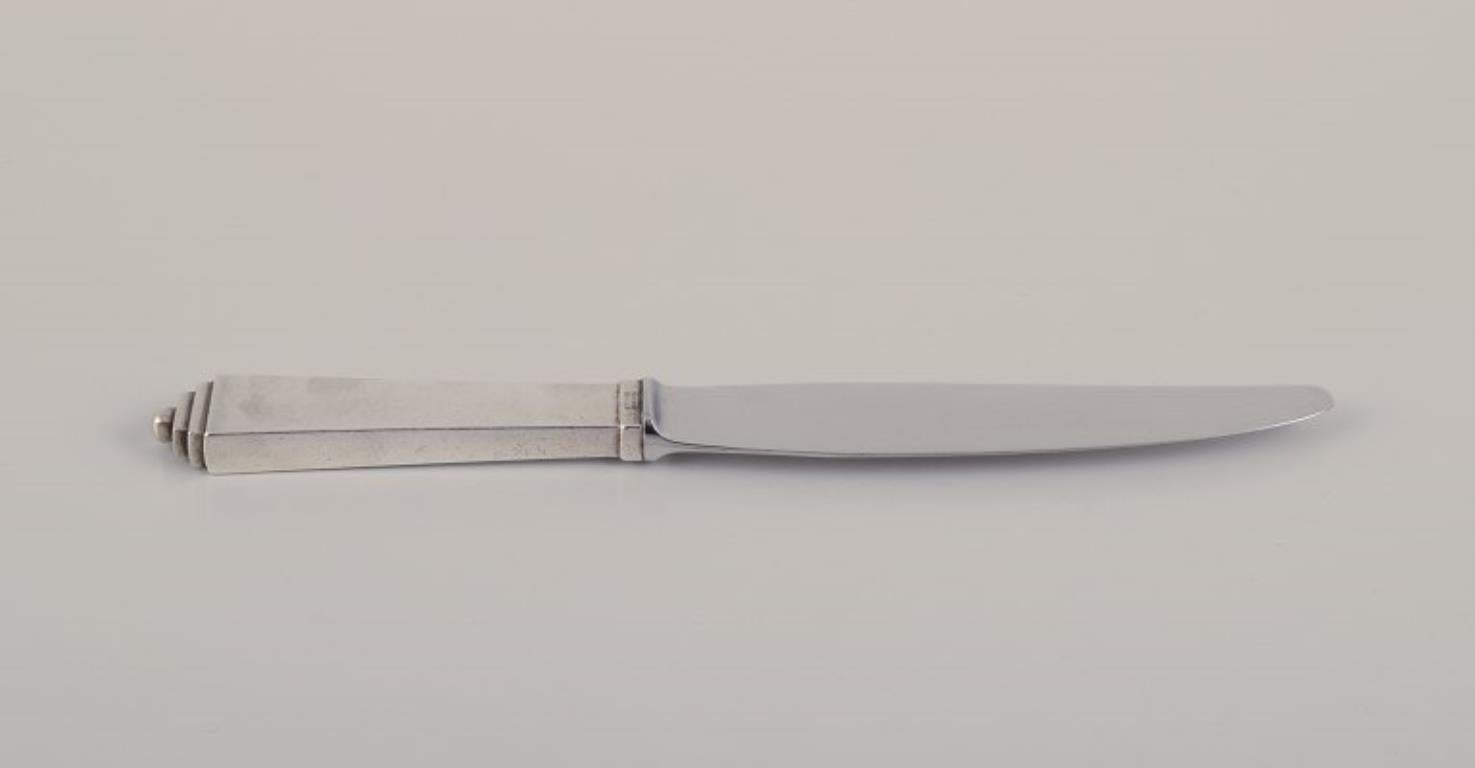 Georg Jensen Pyramide. Vier Essensmesser mit kurzem Griff. (Art déco) im Angebot