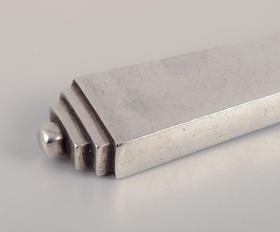 Georg Jensen Pyramide. Vier Essensmesser mit kurzem Griff. (Dänisch) im Angebot