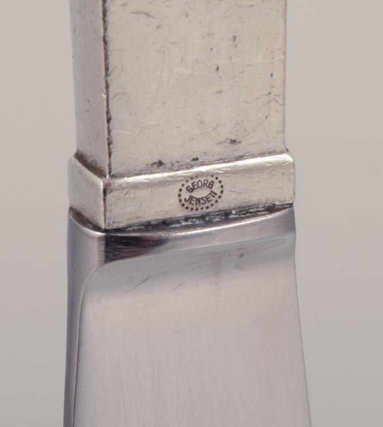 Georg Jensen Pyramide. Vier Essensmesser mit kurzem Griff. (Mitte des 20. Jahrhunderts) im Angebot