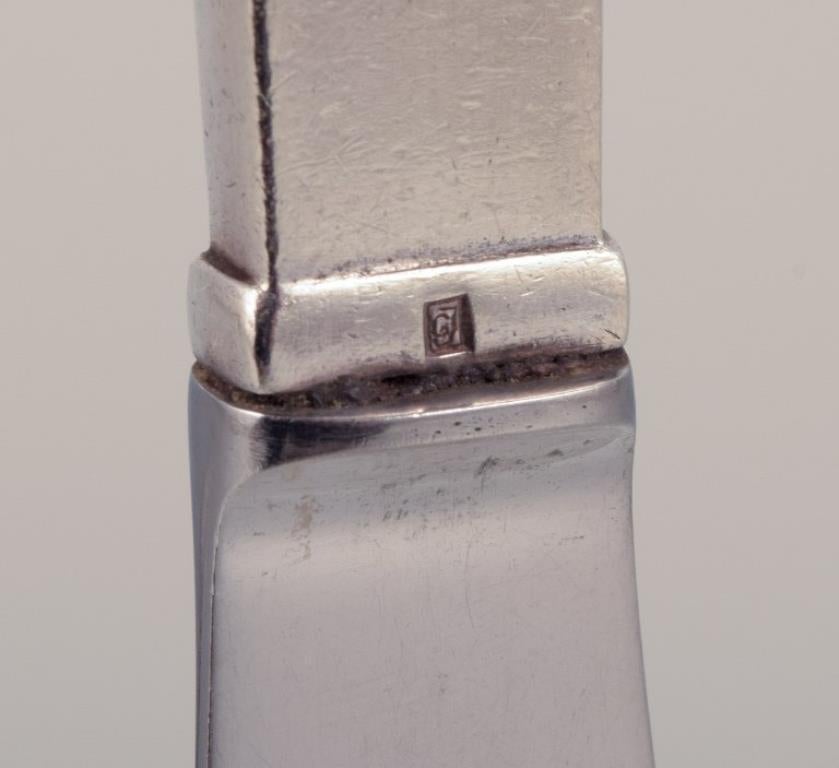 Georg Jensen Pyramide. Vier Essensmesser mit kurzem Griff. (Sterlingsilber) im Angebot