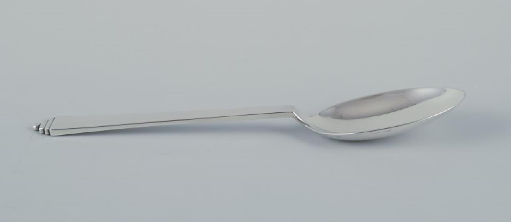 Piramide di Georg Jensen.
Cucchiaio grande in argento sterling. 
Datazione: 1933-1944
Con marchio di garanzia.
In perfette condizioni.
Dimensioni: L 19,6 cm.