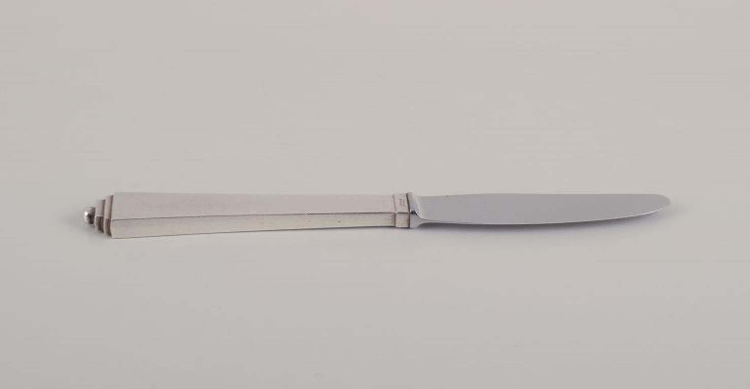 Georg Jensen Pyramide.
Langgriffiges Tafelmesser aus Sterlingsilber mit Klinge aus rostfreiem Stahl.
Datierung: Nach 1945.
Gepunzt.
In ausgezeichnetem Zustand.
Abmessungen: L 22,5 cm.