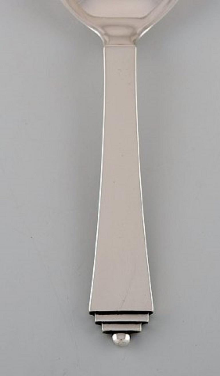 Georg Jensen pyramid marmalade spoon in sterling silver, 1930s.
Measures: Length 13.7 cm.
Designed by Harald Nielsen, 1927.
In very good condition.
Stamped.