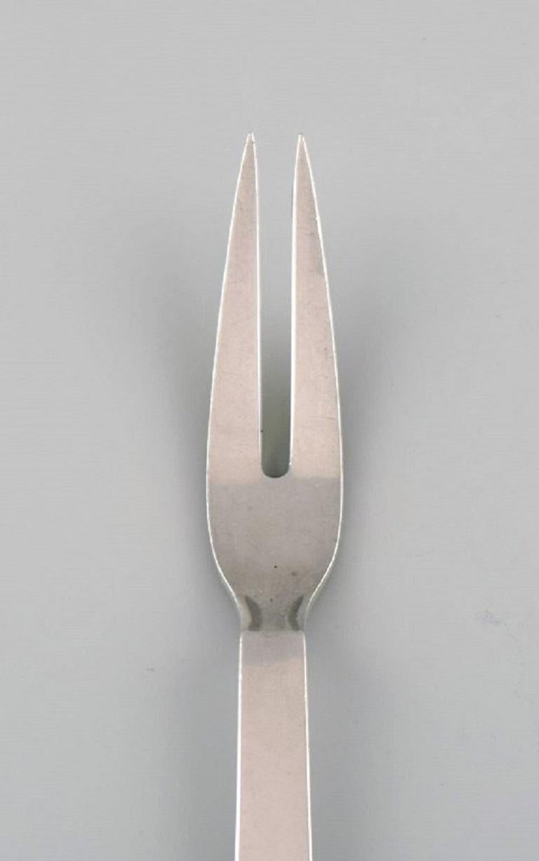 Georg Jensen Pyramid meat fork in sterling silver.
Length: 20 cm.
In excellent condition.
Stamped.
Our skilled Georg Jensen silversmith / goldsmith can polish all silver and gold so that it appears new. The price is very reasonable.