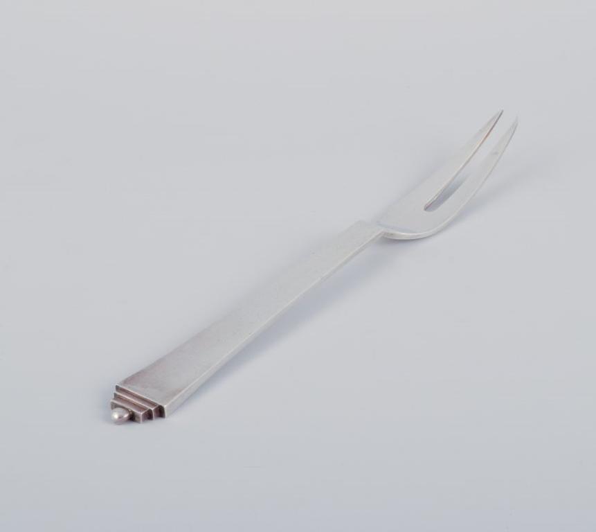 Forchetta da arrosto a piramide Georg Jensen in argento sterling.
Hallmark: 1933-1944.
In ottime condizioni.
Dimensioni: L 20,0 cm.
Il motivo della piramide è stato disegnato dal famoso artista Harald Nielsen nel 1926.