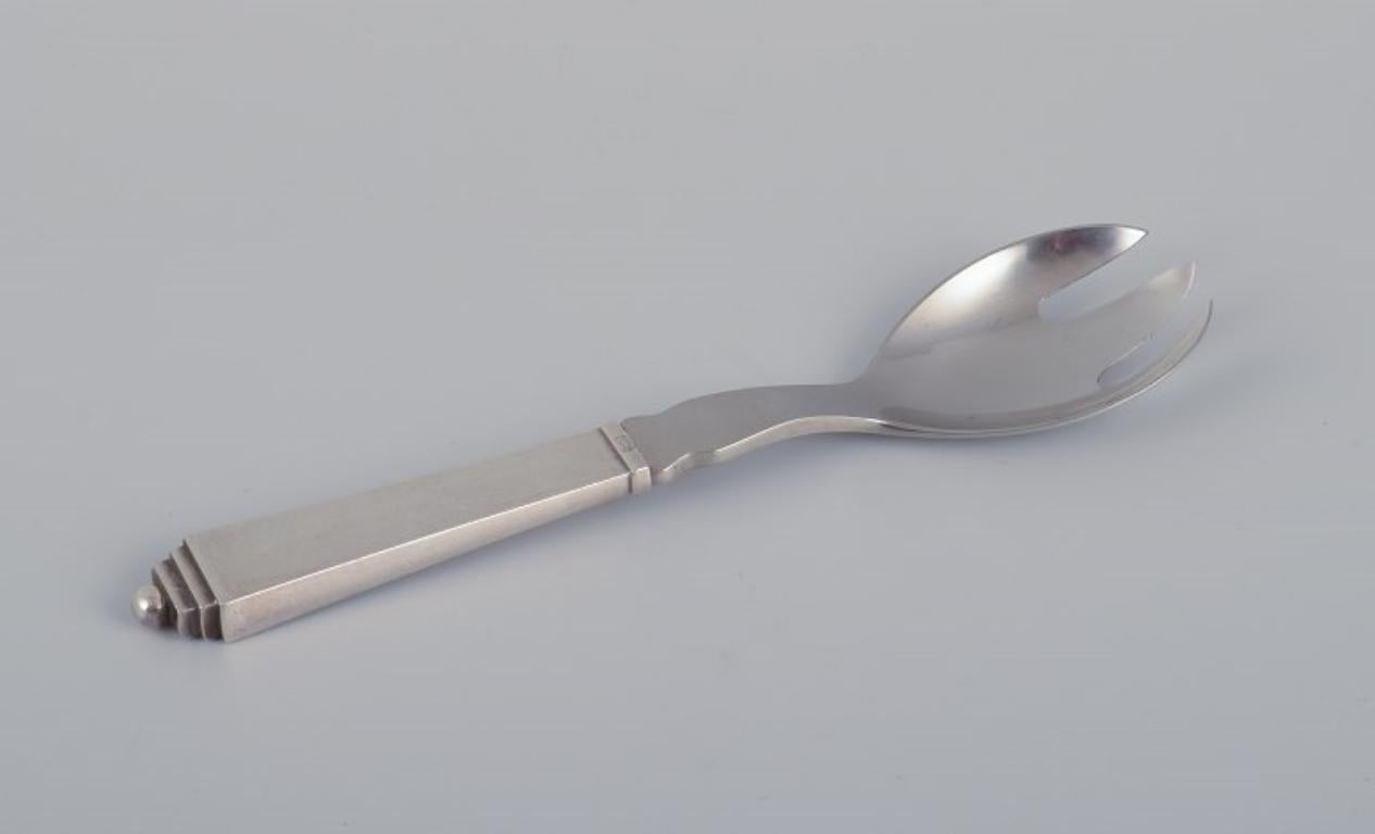 Piramide di Georg Jensen, set da insalata in argento e acciaio inossidabile.
Hallmark: 1933-1944.
In perfette condizioni.
Dimensioni: L 15,2 cm.
Il motivo della piramide è stato disegnato dal famoso artista Harald Nielsen nel 1926.