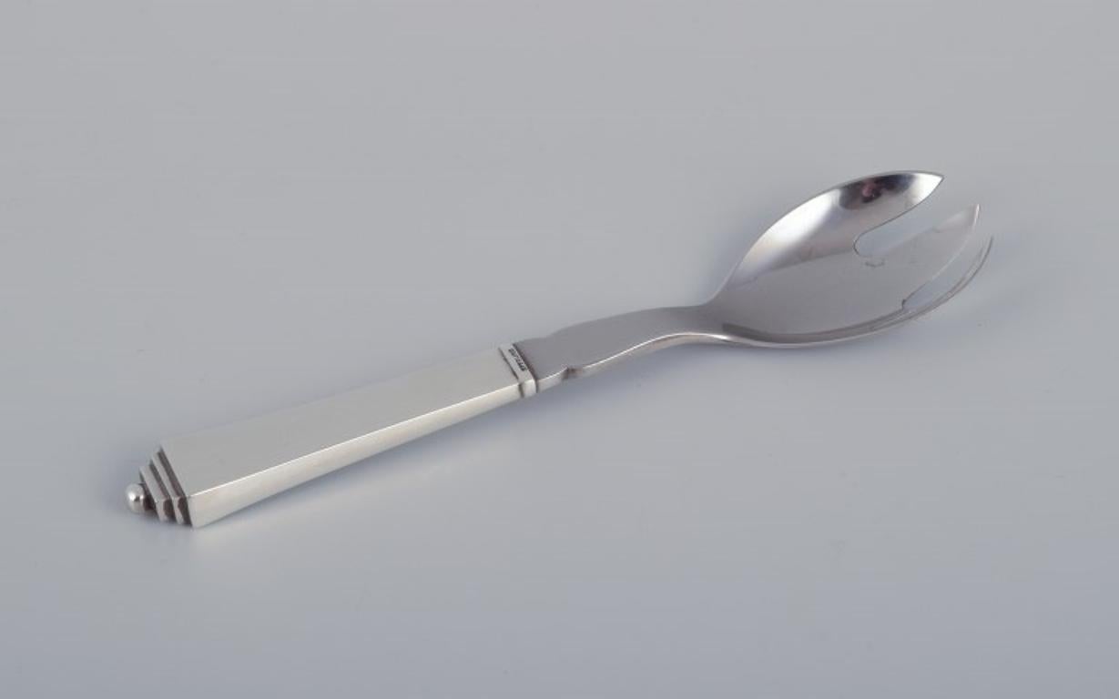 Piramide di Georg Jensen, set da insalata in argento e acciaio inossidabile.
Hallmark: 1933-1944.
In perfette condizioni.
Dimensioni: L 15,2 cm.
Il motivo della piramide è stato disegnato dal famoso artista Harald Nielsen nel 1926.