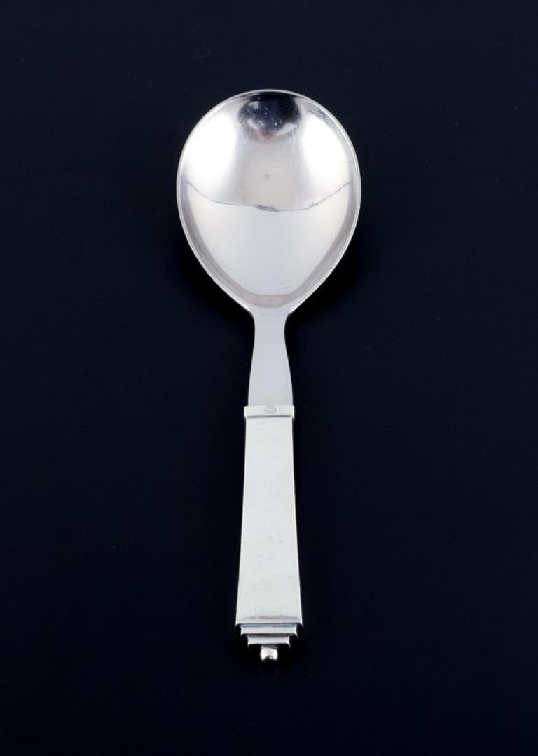 Georg Jensen, Piramide. Cucchiaio da insalata in argento sterling e acciaio inossidabile.
Marchio post 1945.
In ottime condizioni con lievi segni d'uso.
Lunghezza 18,8 cm.