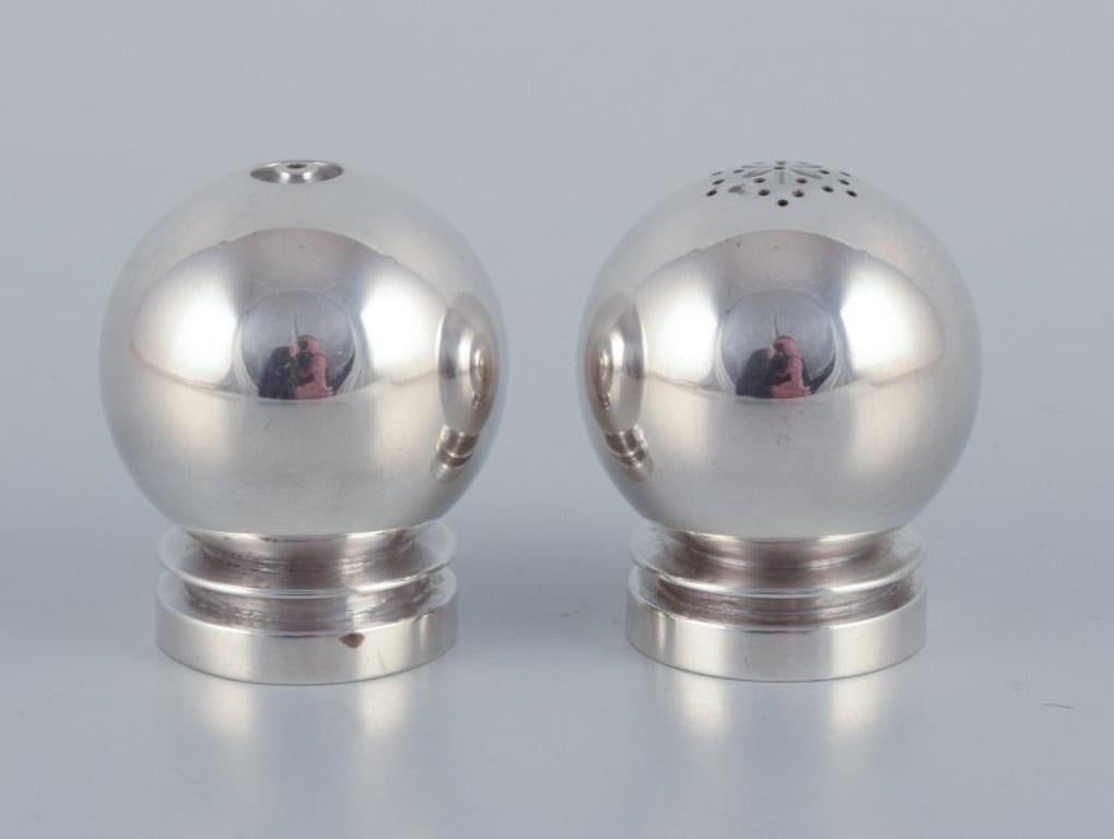 Harald Nielsen pour Georg Jensen. 
Paire de salières et poivrières Pyramid en argent massif.
Modèle 632.
Poinçon d'après 1944.
En parfait état. 
Dimensions : H 4,3 cm x P 3,5 cm : H 4,3 cm x P 3,5 cm.
