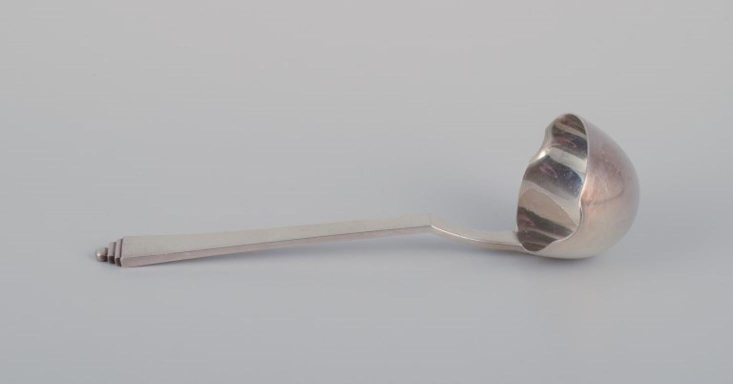 Georg Jensen Pyramidensaucenlöffel aus Sterlingsilber.
Nach 1945 gestempelt.
In ausgezeichnetem Zustand.
Abmessungen: L 18,0 cm.
Das Pyramidenmuster wurde 1926 von dem bekannten Künstler Harald Nielsen entworfen.