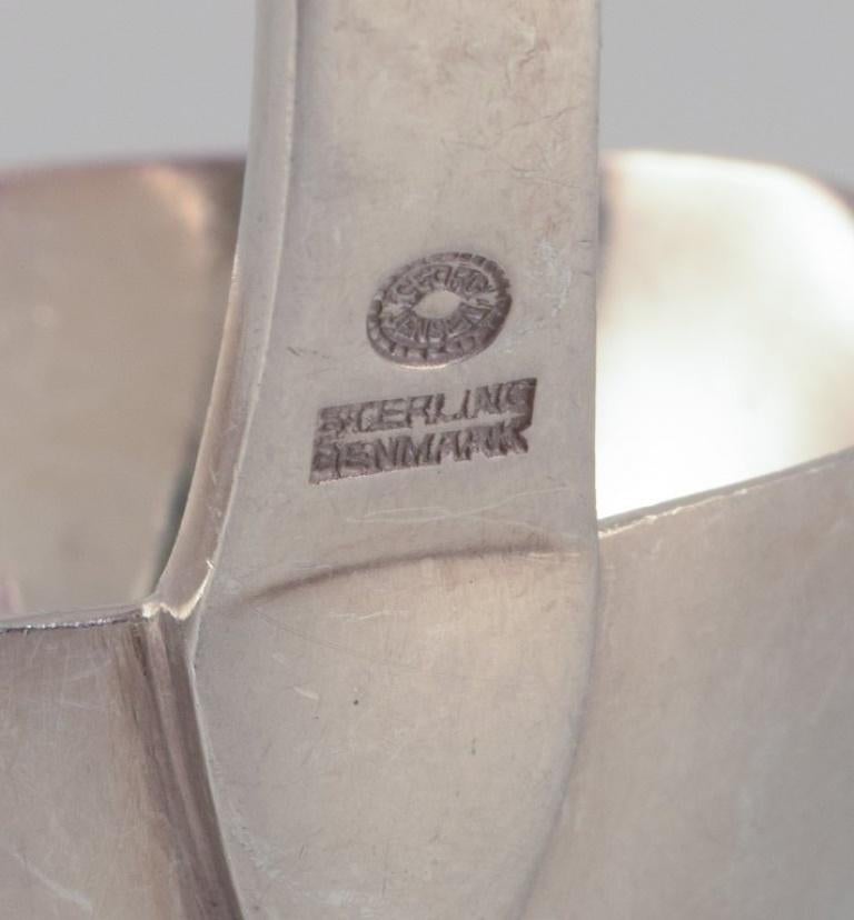 Georg Jensen Pyramidensaucenlöffel aus Sterlingsilber. (Dänisch) im Angebot