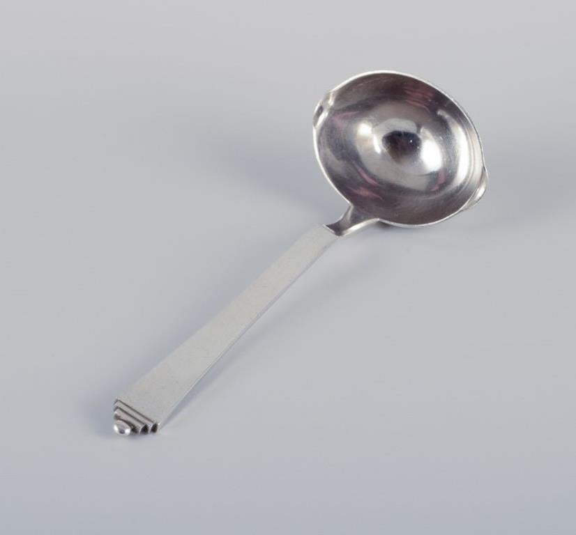 Pirámide Georg Jensen.
Cuchara salsera de plata de ley, toda de plata.
Hallmark: Después de 1944.
En perfecto estado.
Dimensiones: Longitud 18,3 cm.