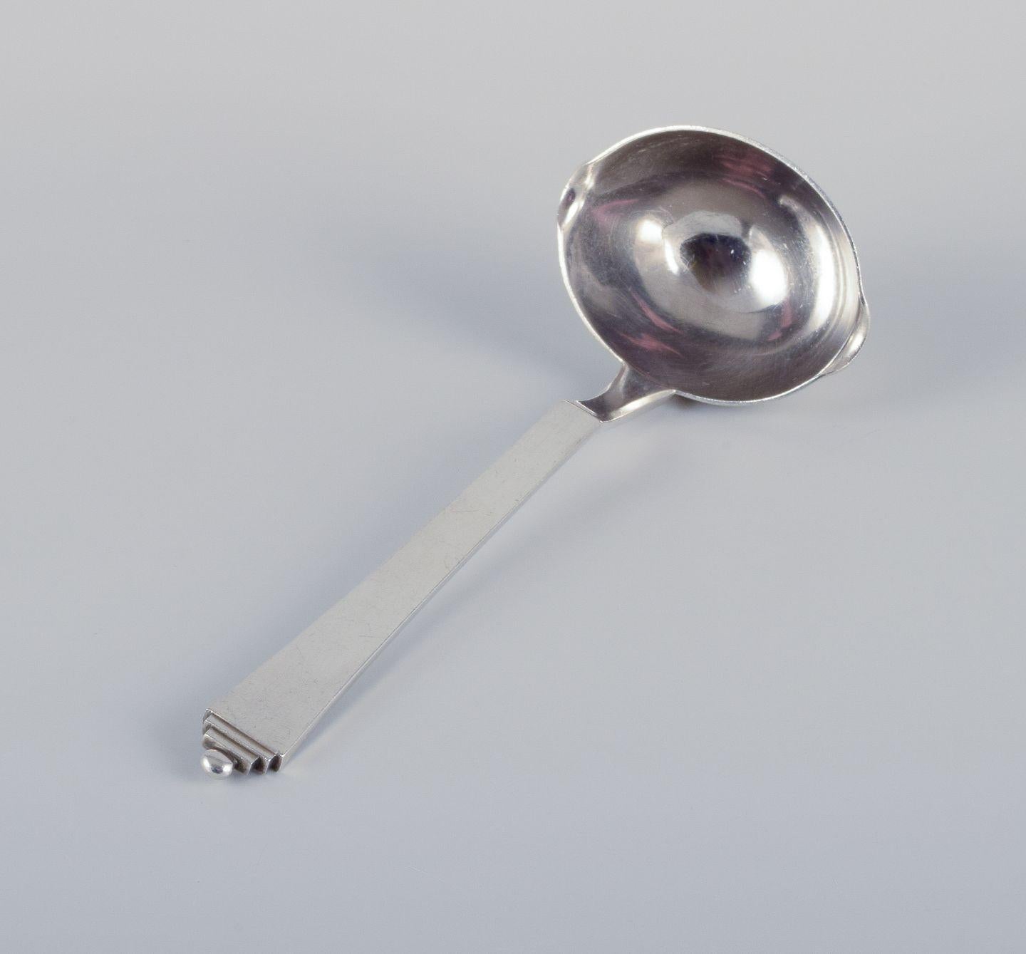Piramide di Georg Jensen.
Cucchiaio per salse in argento sterling, tutto in argento.
Hallmark: Dopo il 1944.
In perfette condizioni.
Dimensioni: Lunghezza 18,3 cm.