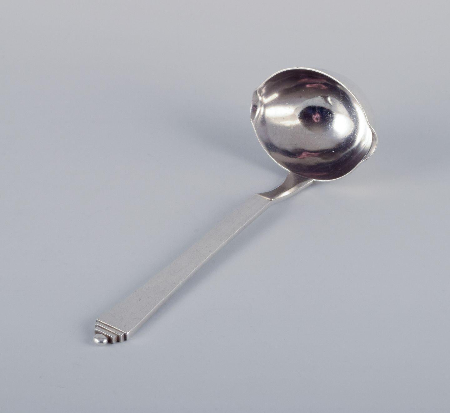 Pirámide Georg Jensen.
Cuchara salsera de plata de ley, toda de plata.
Hallmark: 1933-1944.
En perfecto estado.
Dimensiones: Longitud 18,0 cm.