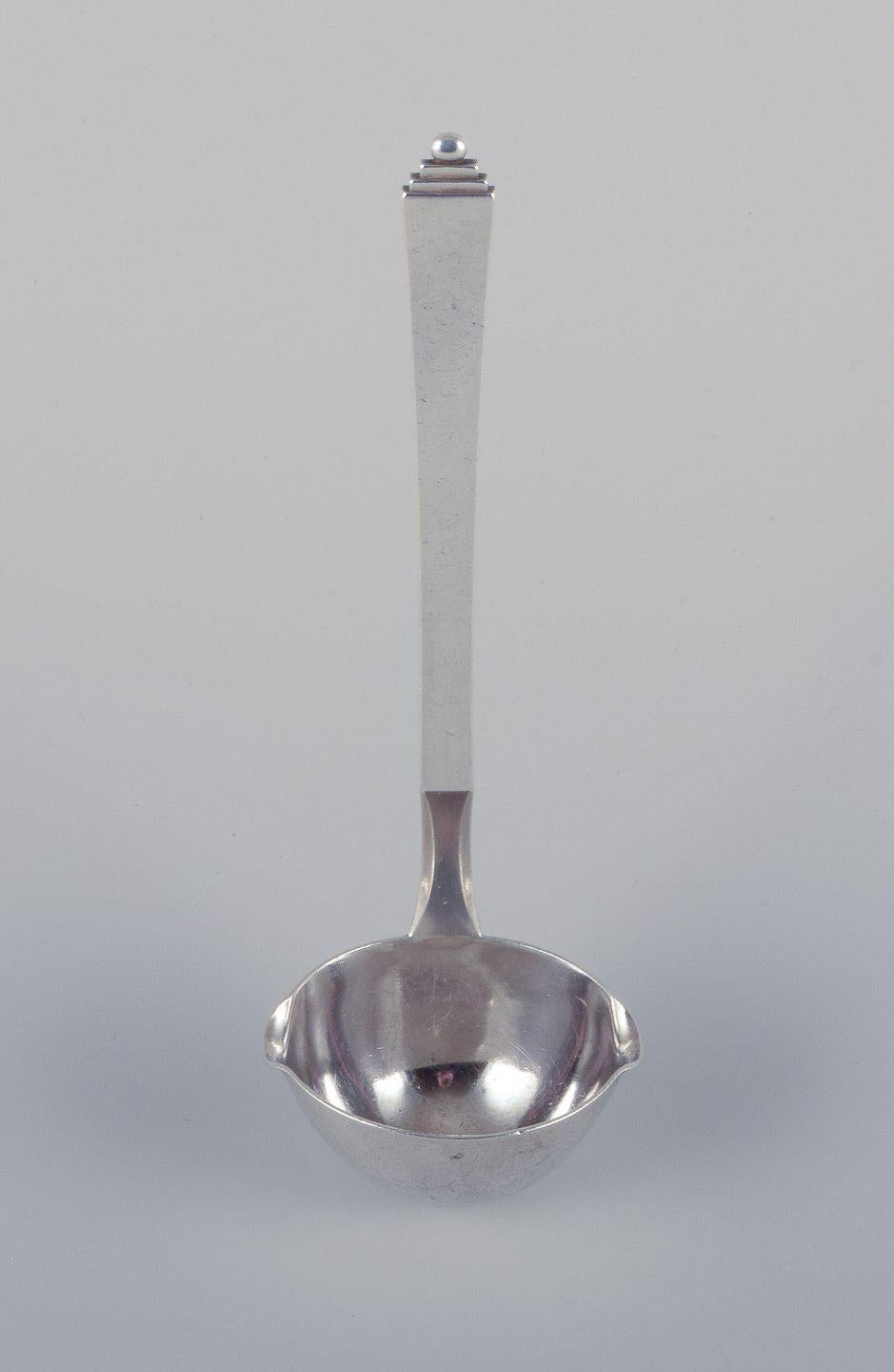 Pirámide Georg Jensen. Cuchara salsera de plata de ley, toda de plata. Art Decó en venta