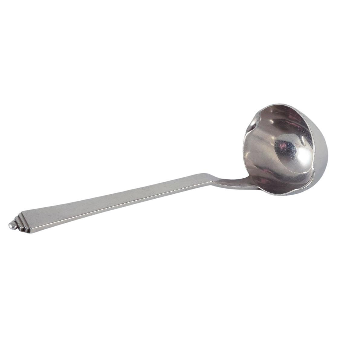 Pirámide Georg Jensen. Cuchara salsera de plata de ley, toda de plata.