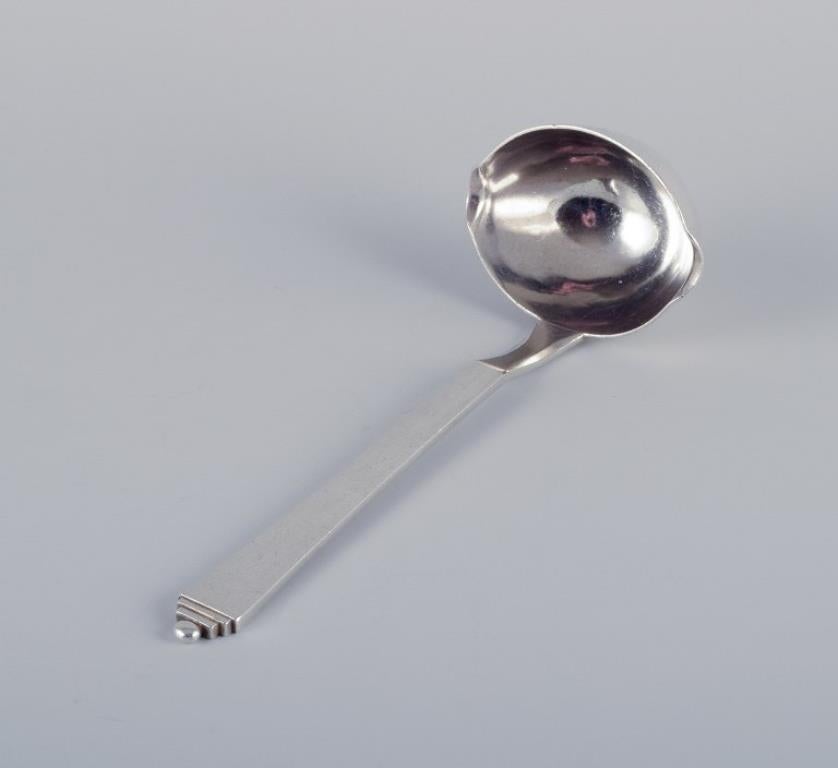 Georg Jensen Pyramide.
Sauce Löffel aus Sterlingsilber, ganz aus Silber.
Stempel: 1933-1944.
In perfektem Zustand.
Abmessungen: Länge 18,0 cm.