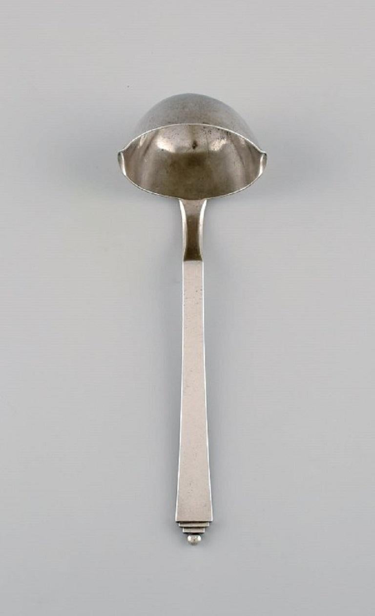 Georg Jensen Pyramid sauce spoon in sterling silver. Dated 1933-44.
Measure: Length: 18 cm.
In excellent condition.
Stamped.
Our skilled Georg Jensen silversmith / goldsmith can polish all silver and gold so that it appears new. The price is