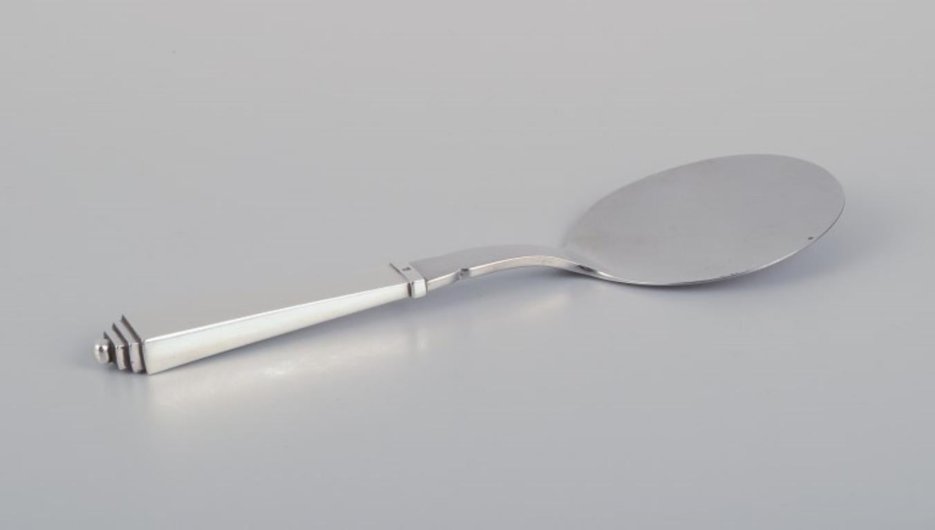 Georg Jensen Pala de servir piramidal de plata de ley y acero inoxidable.
Sello de 1933-1944.
En excelente estado.
Dimensiones: L 19,5 cm.
El patrón piramidal fue diseñado por el renombrado artista Harald Nielsen en 1926.