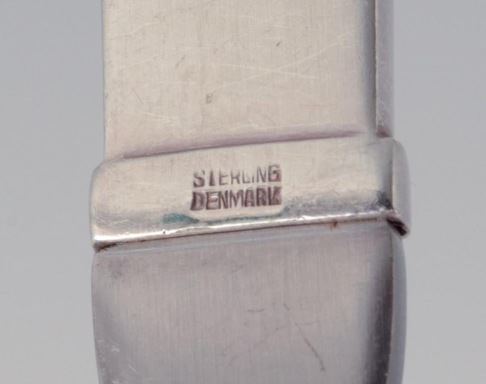 Milieu du XXe siècle Georg Jensen. Spade de service Pyramid en argent sterling et acier inoxydable. en vente