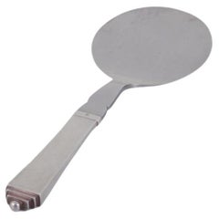 Georg Jensen. Pala de servir piramidal de plata de ley y acero inoxidable.