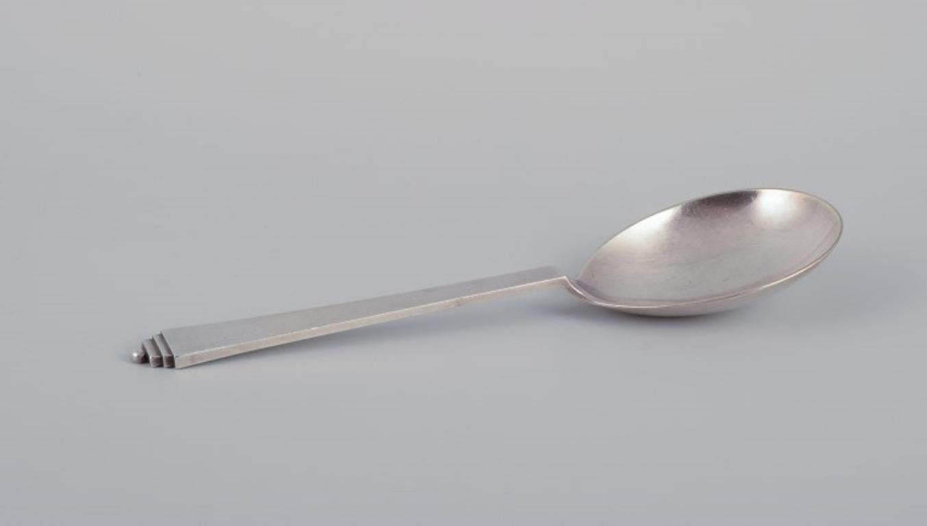 Cuchara piramidal Georg Jensen de plata de ley para servir.
Sello posterior a 1945.
En excelente estado.
Dimensiones: L 20,0 cm.
El patrón piramidal fue diseñado por el renombrado artista Harald Nielsen en 1926.