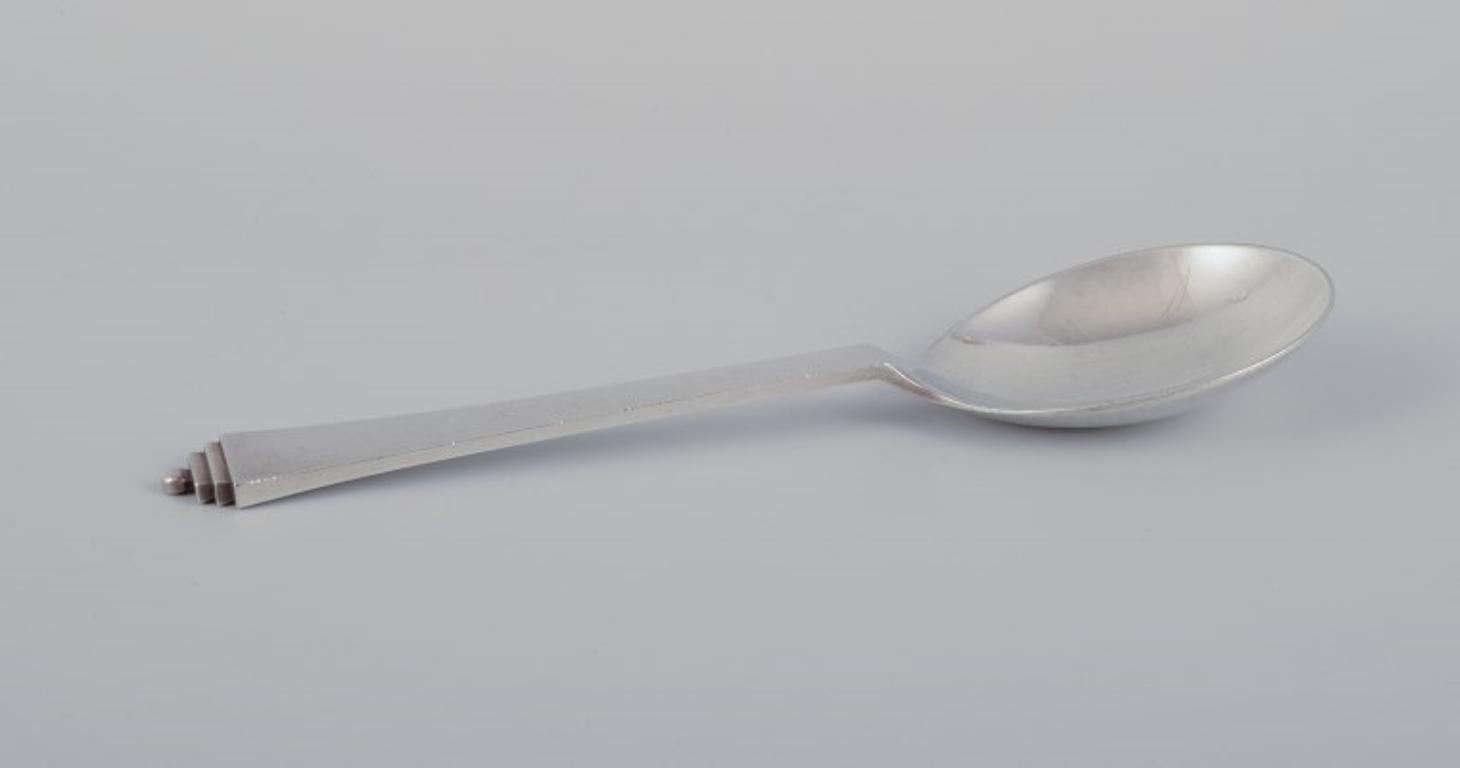 Cucchiaio da portata piramidale Georg Jensen in argento sterling.
Dopo il 1945 marchio di fabbrica.
In ottime condizioni.
Dimensioni: L 18,0 cm.
Il motivo della piramide è stato disegnato dal famoso artista Harald Nielsen nel 1926.
