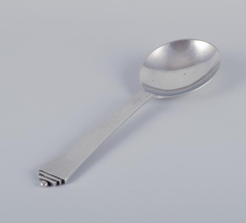 Georg Jensen Pyramide.
Servierlöffel aus Sterlingsilber.
Punze: Nach 1944.
In perfektem Zustand.
Abmessungen: Länge 20,0 cm.