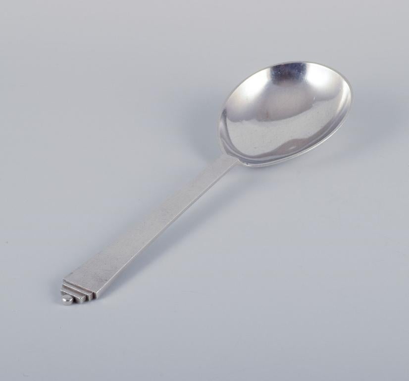 Georg Jensen Pyramide.
Servierlöffel aus Sterlingsilber.
Punze: Nach 1944.
In perfektem Zustand.
Abmessungen: Länge 18,2 cm.