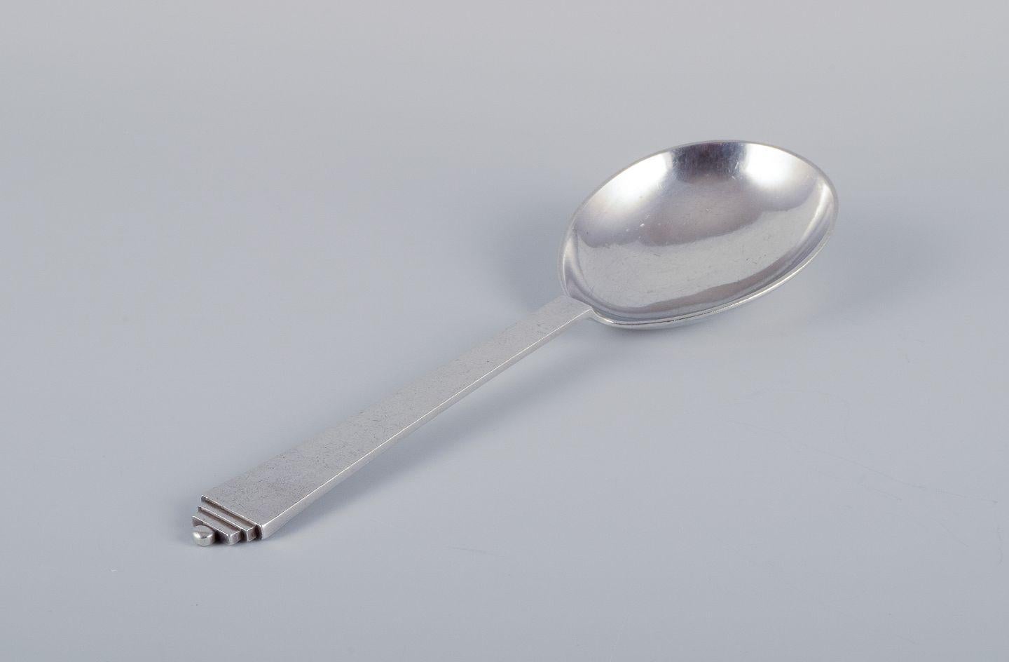 Georg Jensen Pyramid.
Serving spoon in sterling silver.
Hallmark: After 1944.
In perfect condition.
Dimensions: Length 20.1 cm.