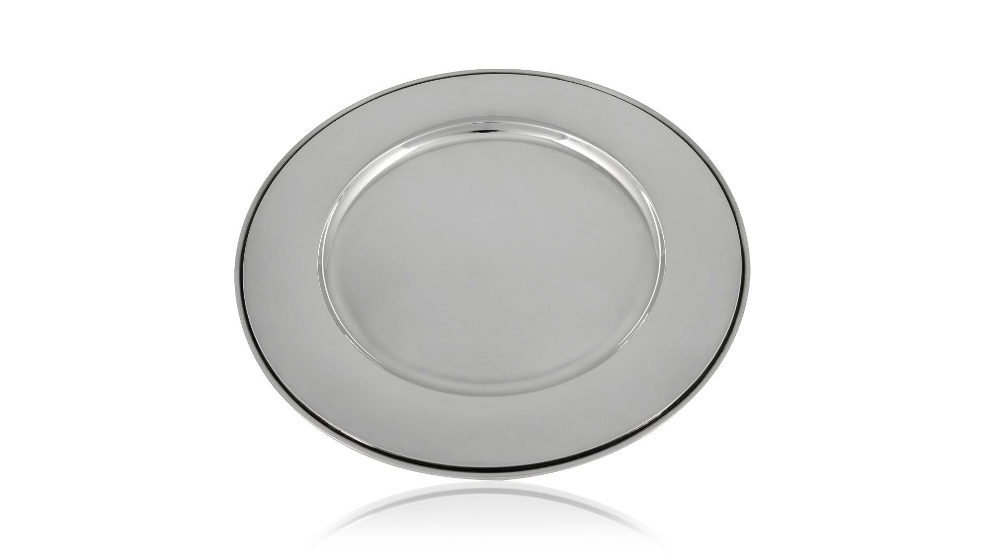 Un set completo di dodici piatti da portata a piramide in argento sterling Art Deco di Georg Jensen, design n. 600Y di Harald Nielsen (1930). Ogni caricatore ha una forma rotonda a forma di disco con un bordo a forma di triangolo, tagliato a