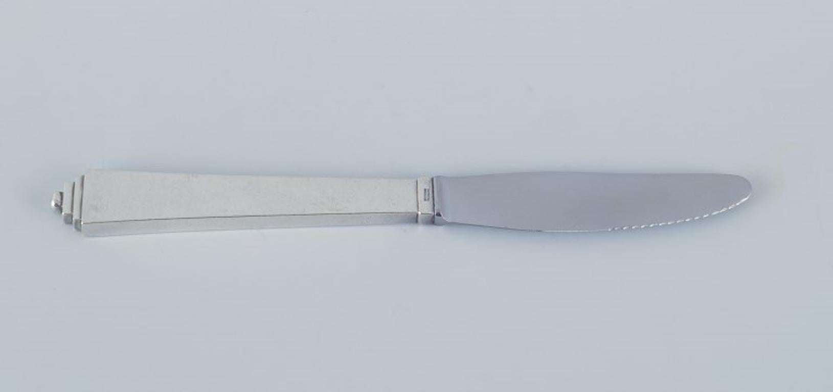 Georg Jensen Pyramid, a set of eight long-handled dinner knives in sterling silver and steel.
Hallmarked with post-1944 marks.
In excellent condition.
Dimensions: L 22.6 cm.