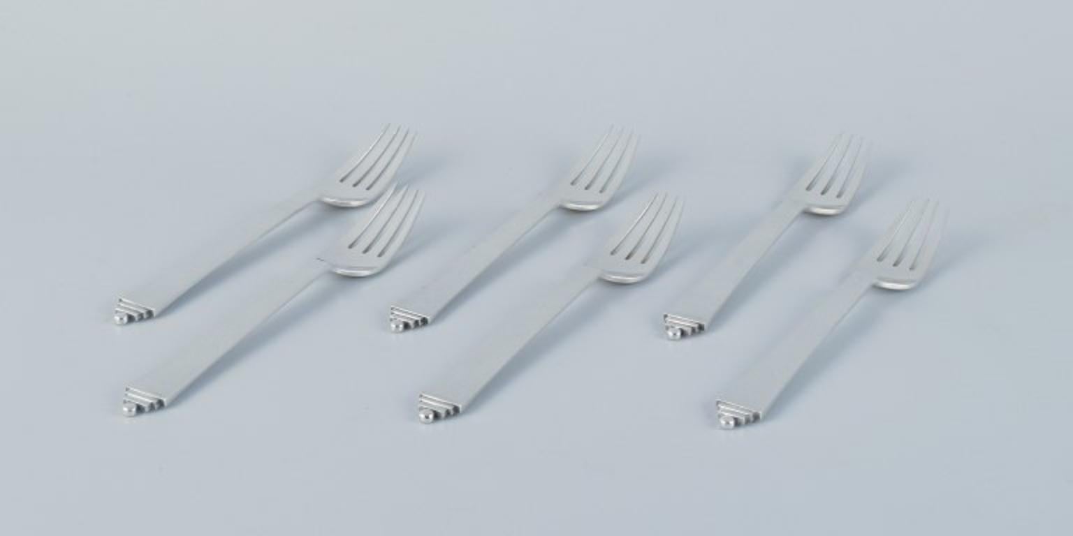 Georg Jensen Pyramid, a set of six dinner forks in sterling silver.
Stamped with post-1944 hallmark.
In excellent condition.
Dimensions: L 18.2 cm.