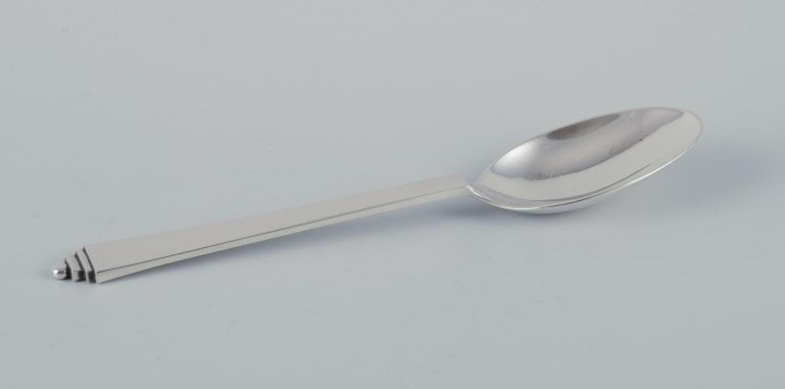 Piramide di Georg Jensen.
Un set di sei cucchiai da pranzo in argento 830 e argento sterling. Tre di ognuno.
Datazione: 1930 - metà del 1900
Con marchio di garanzia.
In perfette condizioni.
Dimensioni: L 18, 5 cm.