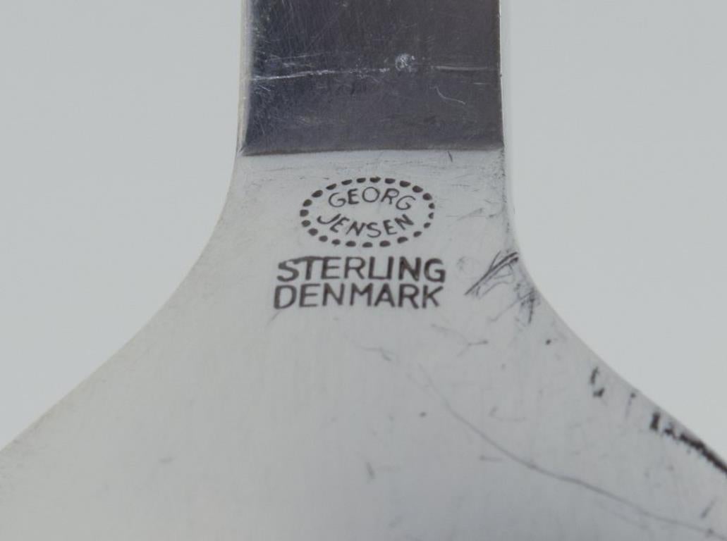 Metà XX secolo Piramide di Georg Jensen. Set di sei cucchiai da tavola in argento 830 e argento sterling in vendita