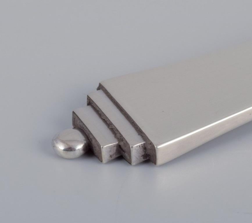 Georg Jensen Pyramide. Set von sechs Esstellern aus Sterlingsilber.  1933-1944 (Dänisch) im Angebot