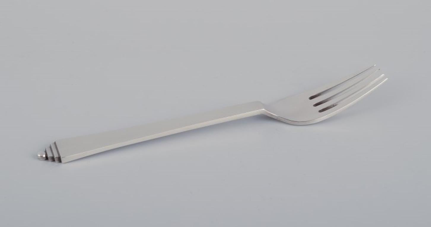 Georg Jensen Pyramid, set di sei forchette da pranzo in argento sterling.
Hallmark: 1915-1932.
In perfette condizioni.
Dimensioni: L 16,3 cm.
Il motivo della piramide è stato disegnato dal famoso artista Harald Nielsen nel 1926.