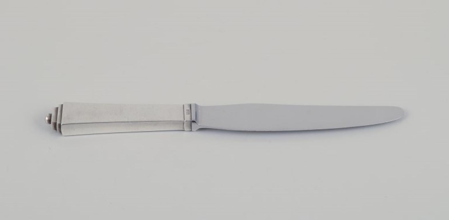 Art Déco Piramide di Georg Jensen. Set di sei coltelli da tavola a manico corto in argento sterling in vendita